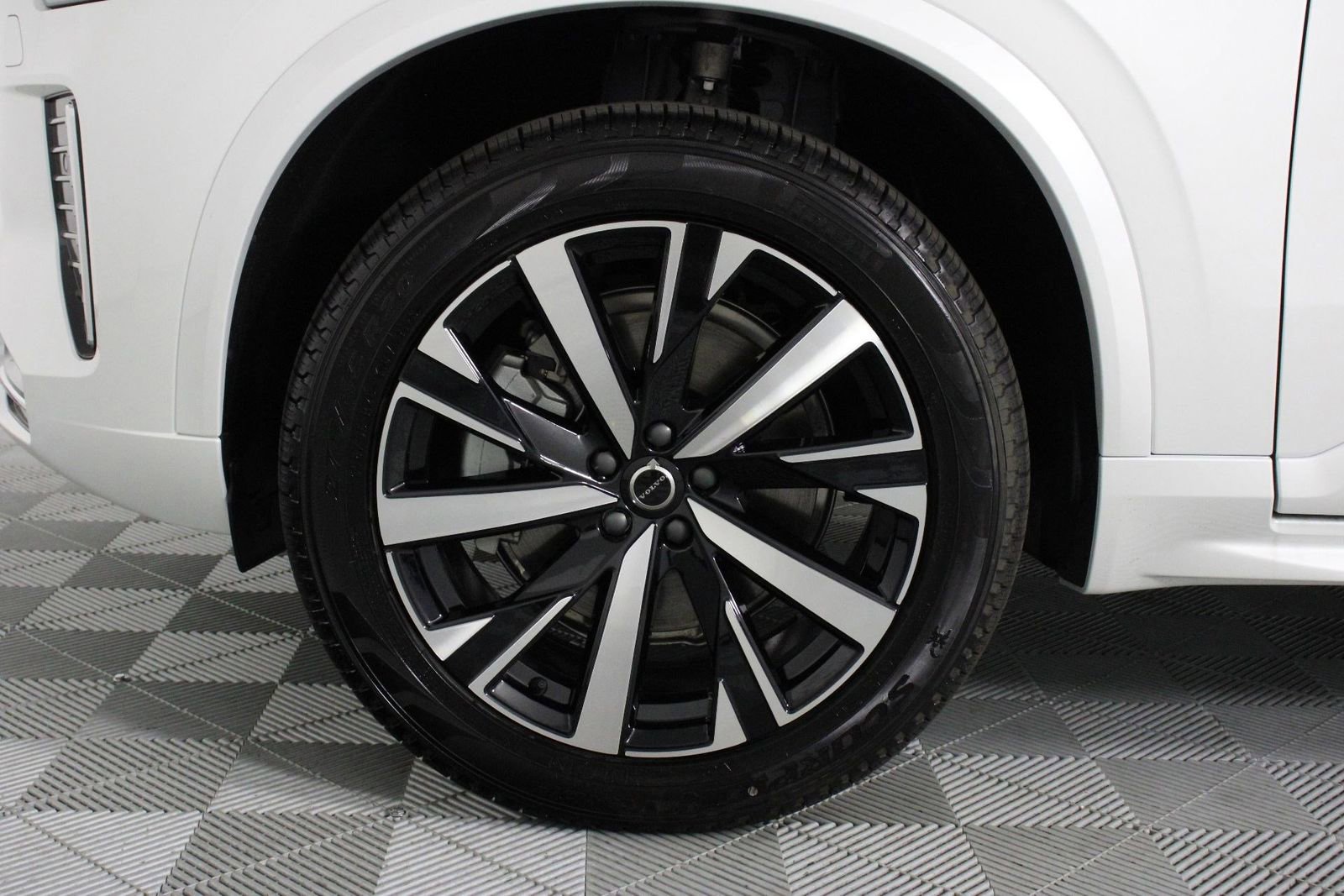 New 2025 Volvo XC90 B6 Core w/ Protection Package Premier AWD/4WD image 13
