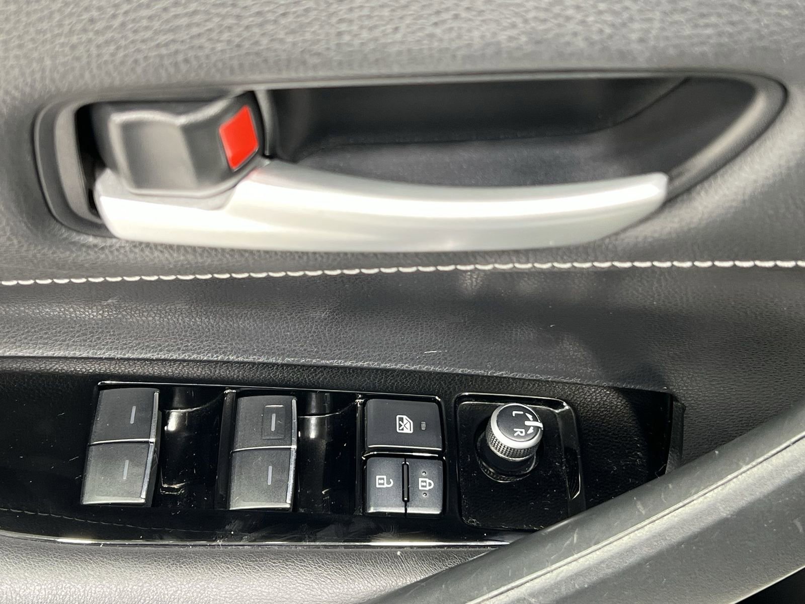 Used 2019 Toyota Corolla SE w/ Carpet Mat Package image 13