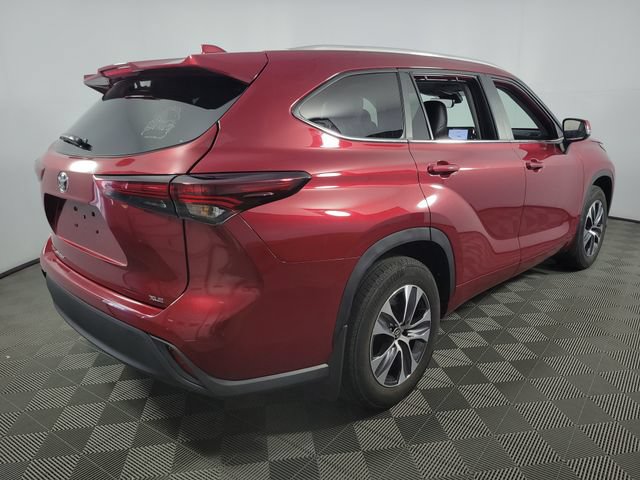 Used 2025 Toyota Highlander XLE FWD image 11