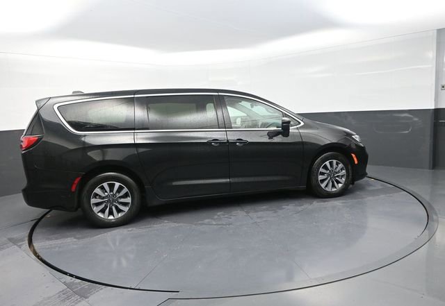 Used 2023 Chrysler Pacifica Touring-L FWD image 9