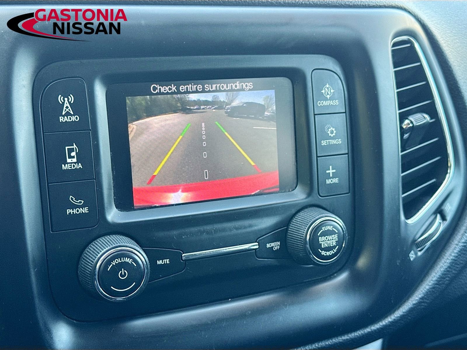 Used 2018 Jeep Compass Latitude image 17