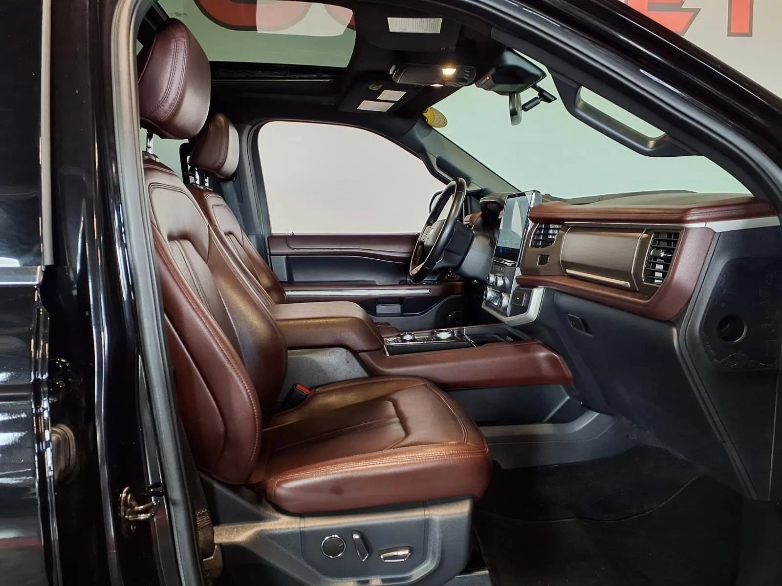 Used 2022 Ford Expedition Limited image 13