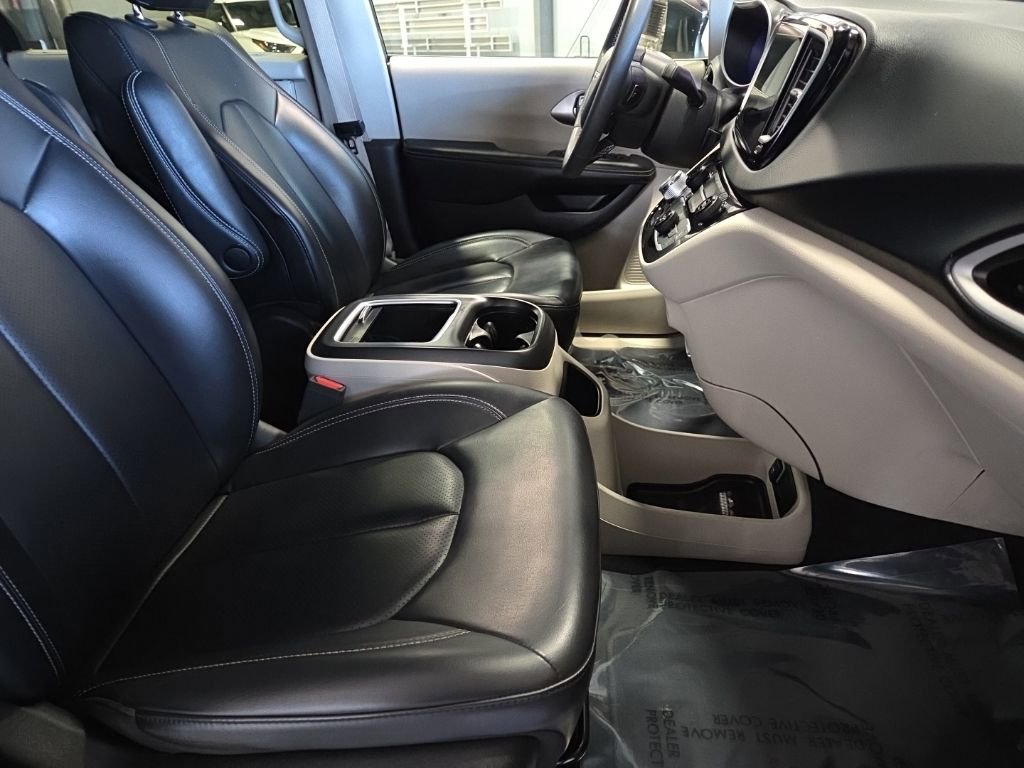 Used 2023 Chrysler Pacifica Touring-L image 22