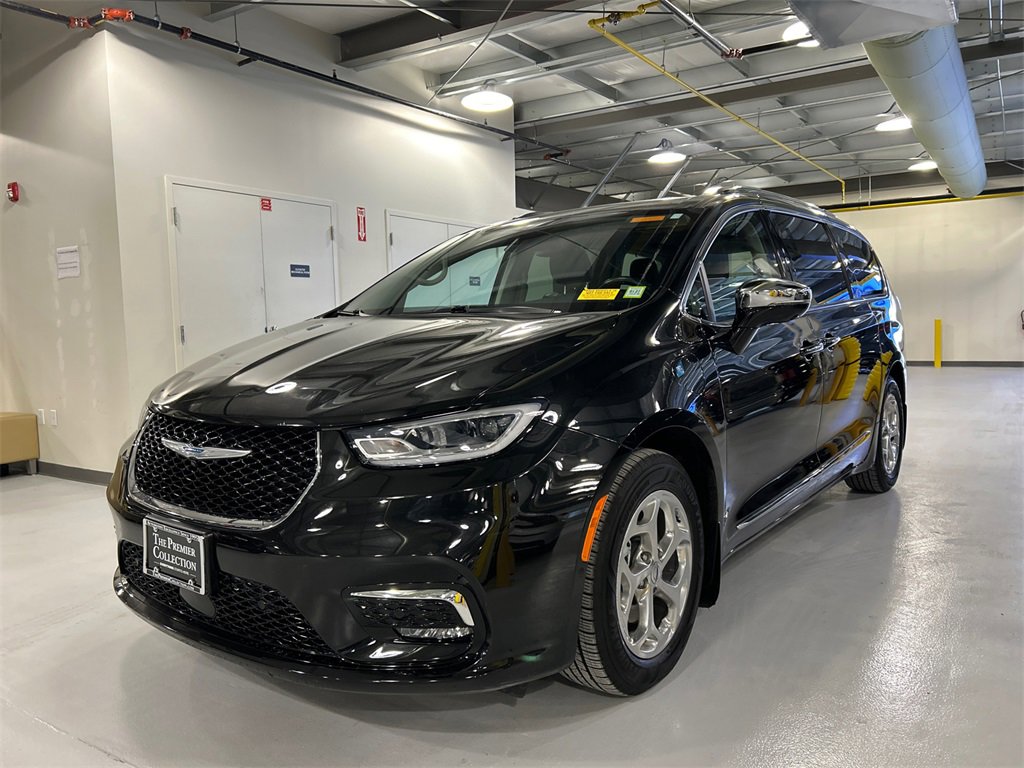Used 2021 Chrysler Pacifica Limited w/ Uconnect Theater Family Group image 5