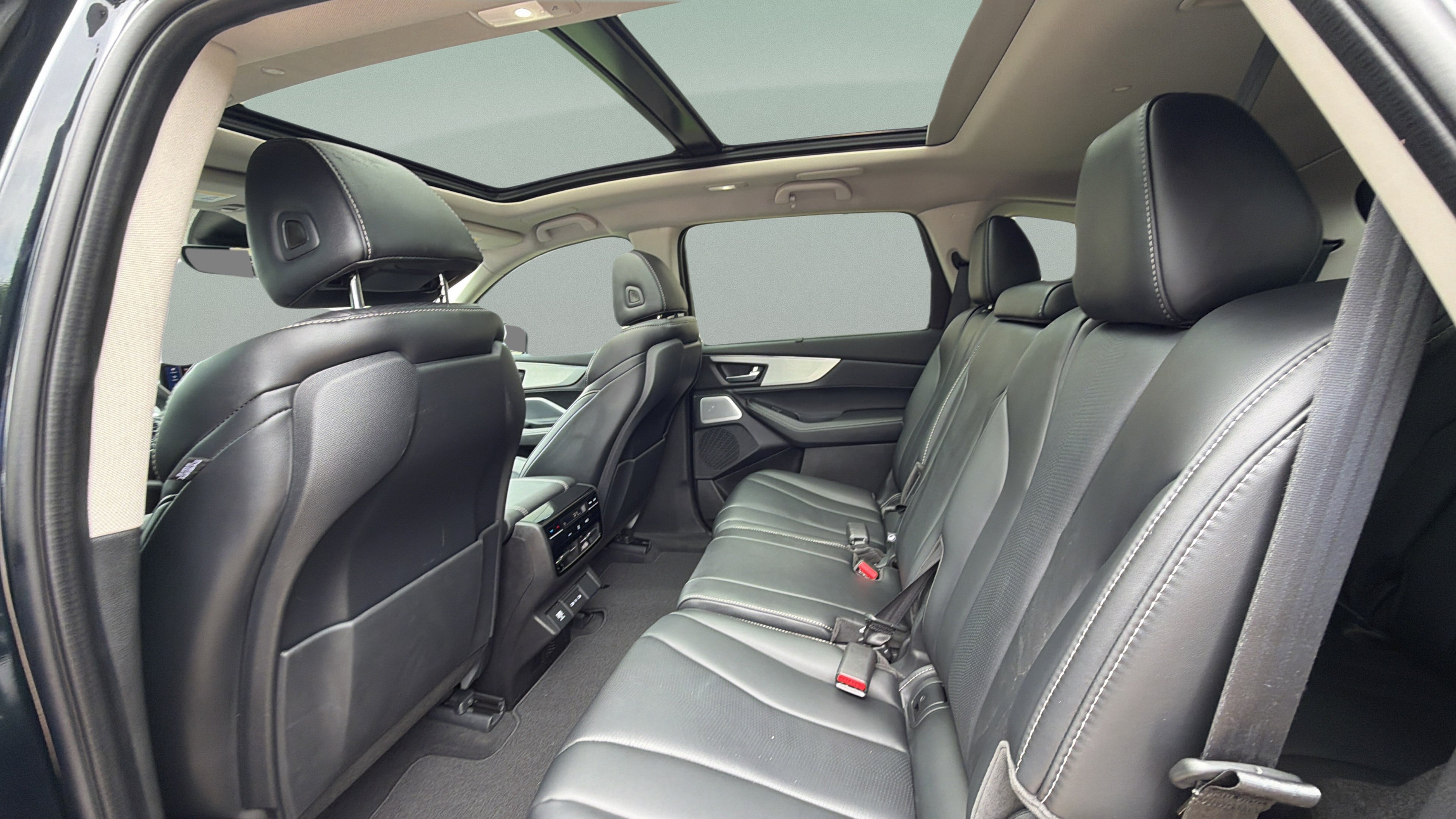 Used 2025 Acura MDX w/ Technology Package FWD image 23