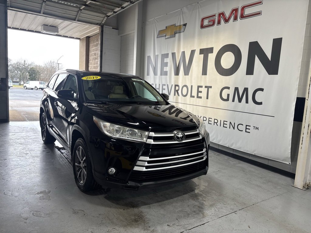 Used 2019 Toyota Highlander XLE image 2