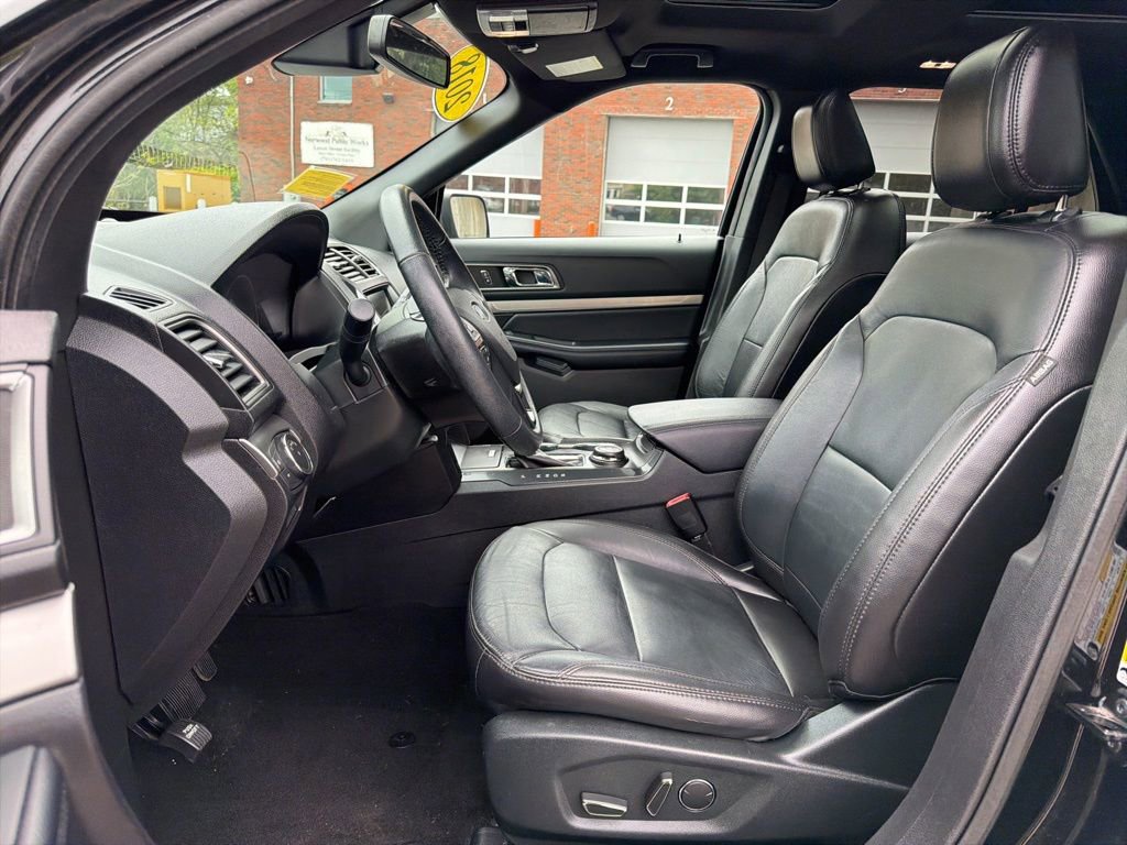Used 2018 Ford Explorer XLT w/ Equipment Group 202A AWD/4WD image 13