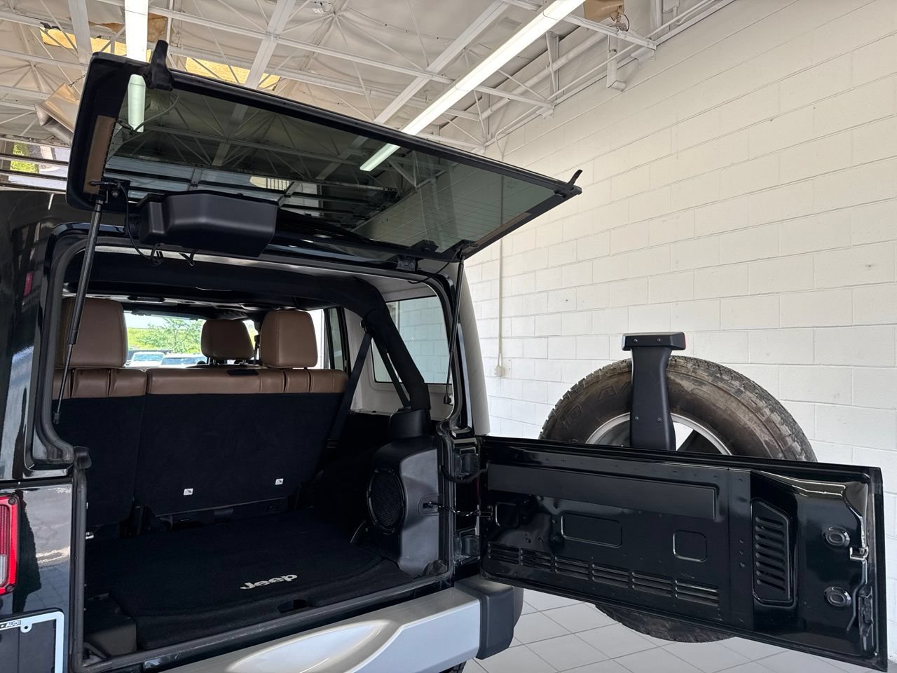 Used 2012 Jeep Wrangler Unlimited Sahara w/ Connectivity Group AWD/4WD image 11