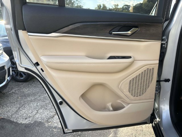 Certified 2024 Jeep Grand Cherokee Limited AWD/4WD image 17