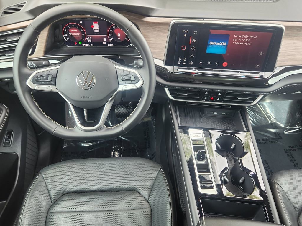 Used 2025 Volkswagen Atlas SEL AWD/4WD image 3
