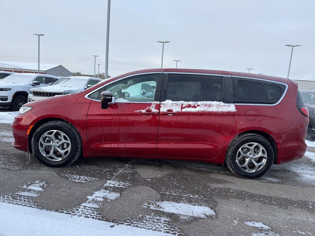 Used 2024 Chrysler Pacifica Limited image 6
