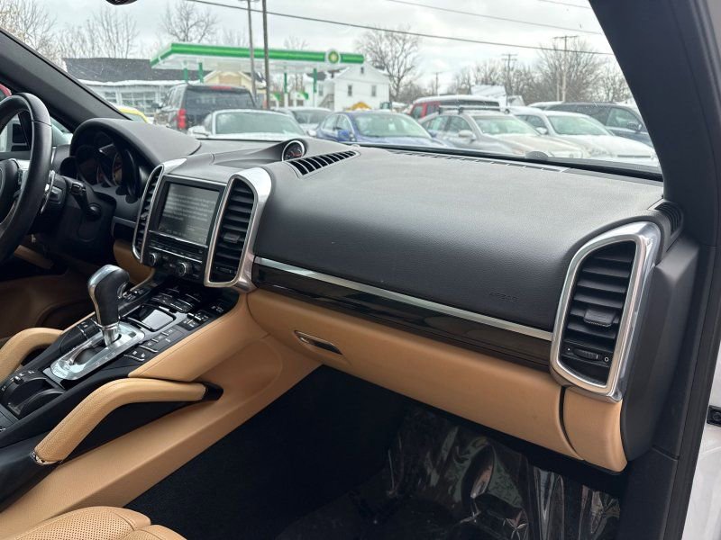 Used 2016 Porsche Cayenne image 16