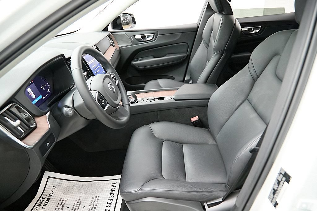 Certified 2024 Volvo XC60 B5 Plus w/ Protection Package Premier AWD/4WD image 17