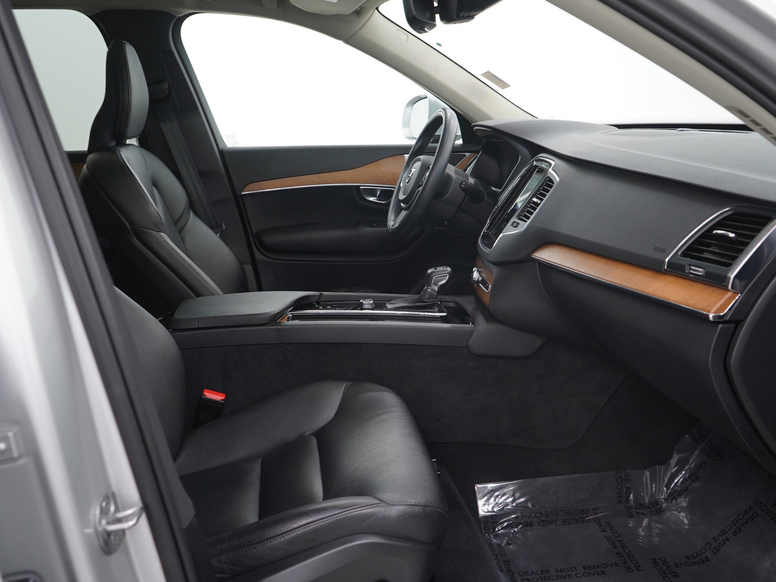 Used 2022 Volvo XC90 T6 Momentum w/ Climate Package image 16