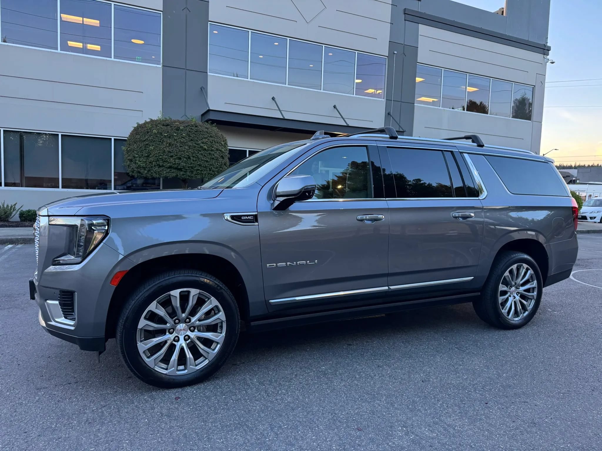 Used 2021 GMC Yukon XL Denali w/ Denali Premium Package AWD/4WD image 5