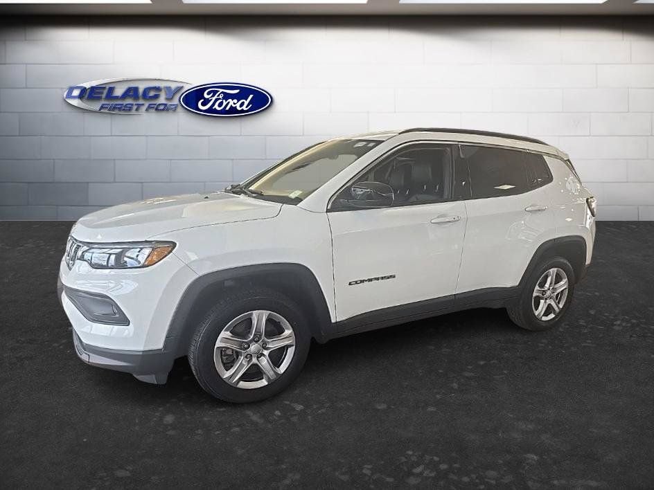 Used 2023 Jeep Compass Latitude w/ Convenience Group AWD/4WD image 2