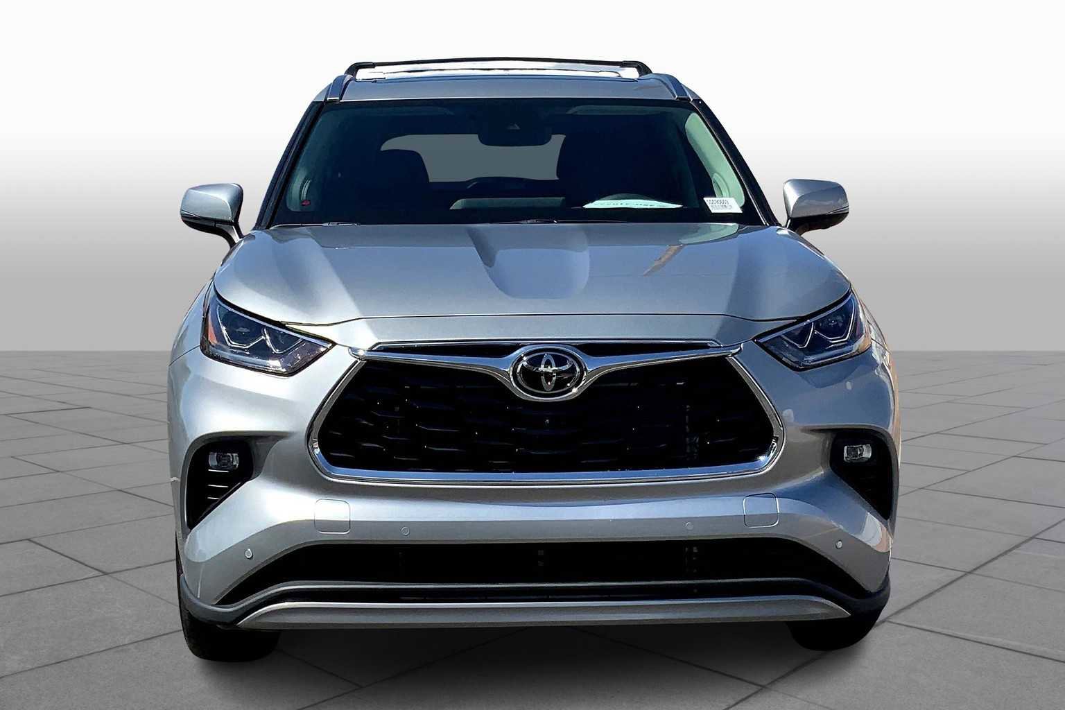 Used 2025 Toyota Highlander Platinum image 3