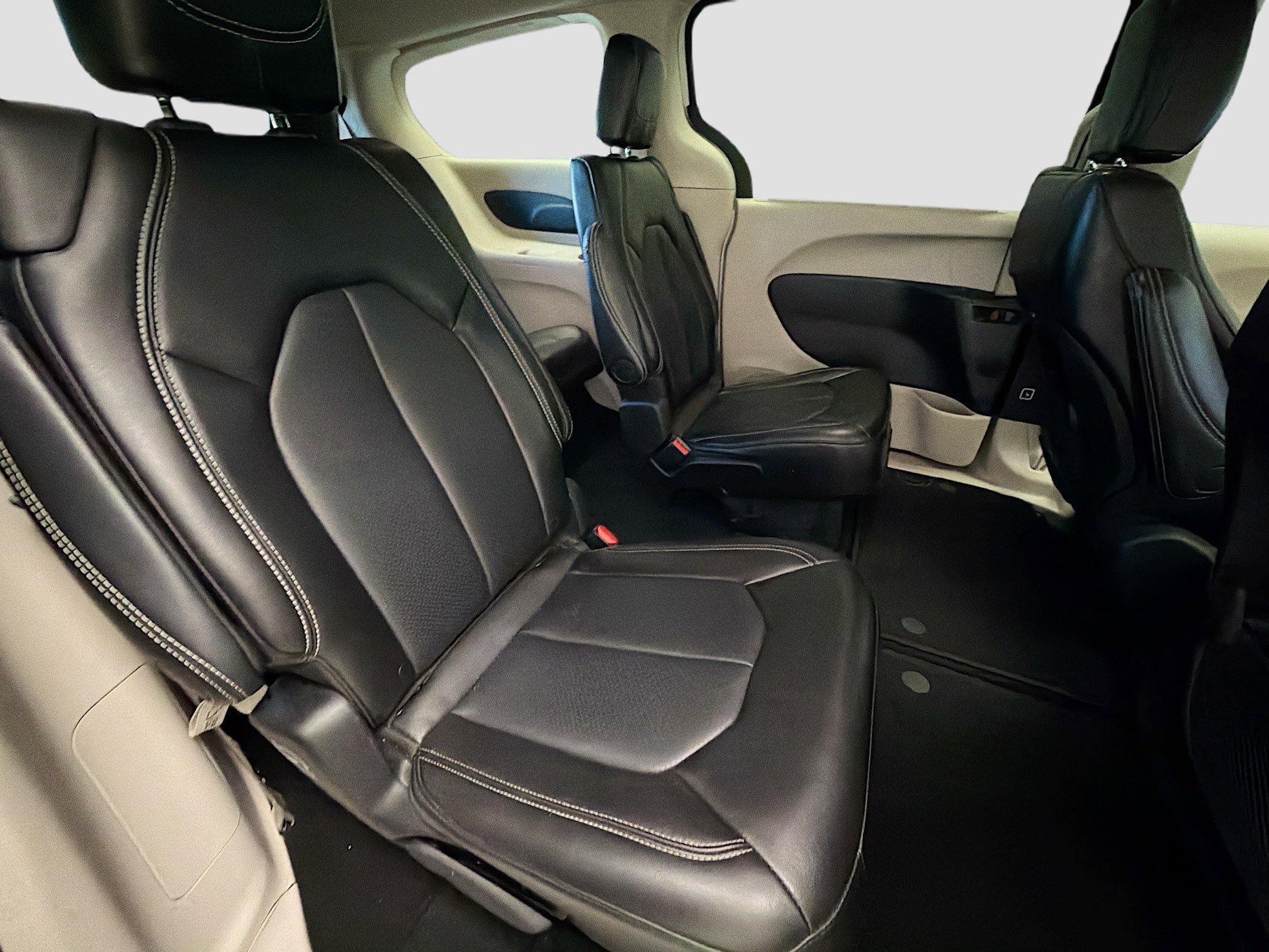 Used 2024 Chrysler Pacifica Touring-L image 14