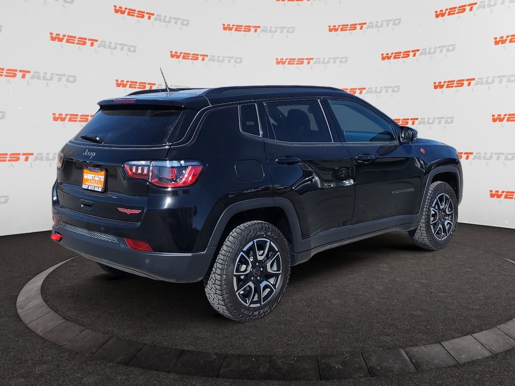 Used 2025 Jeep Compass Trailhawk image 5