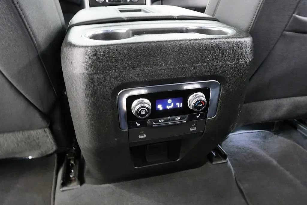 Used 2023 GMC Yukon XL SLT w/ SLT Luxury Package AWD/4WD image 17