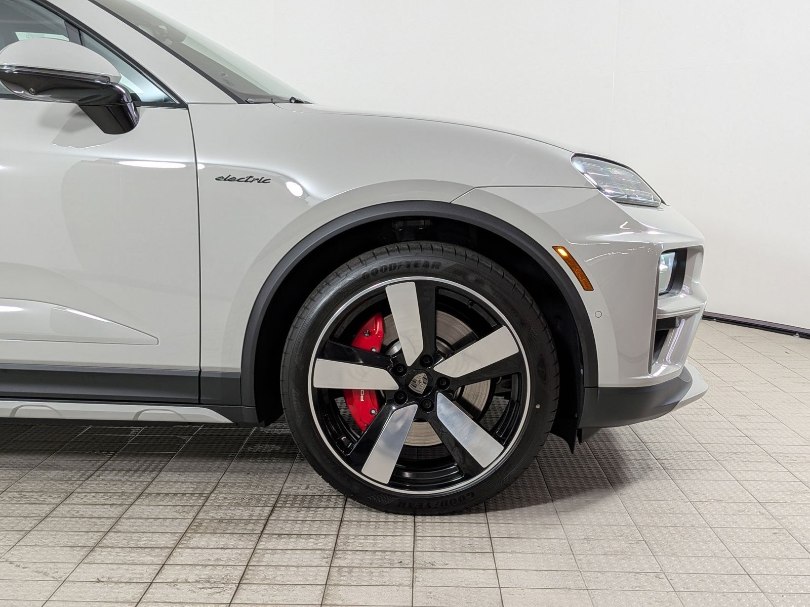 New 2026 Porsche Macan Turbo Electric AWD/4WD image 11