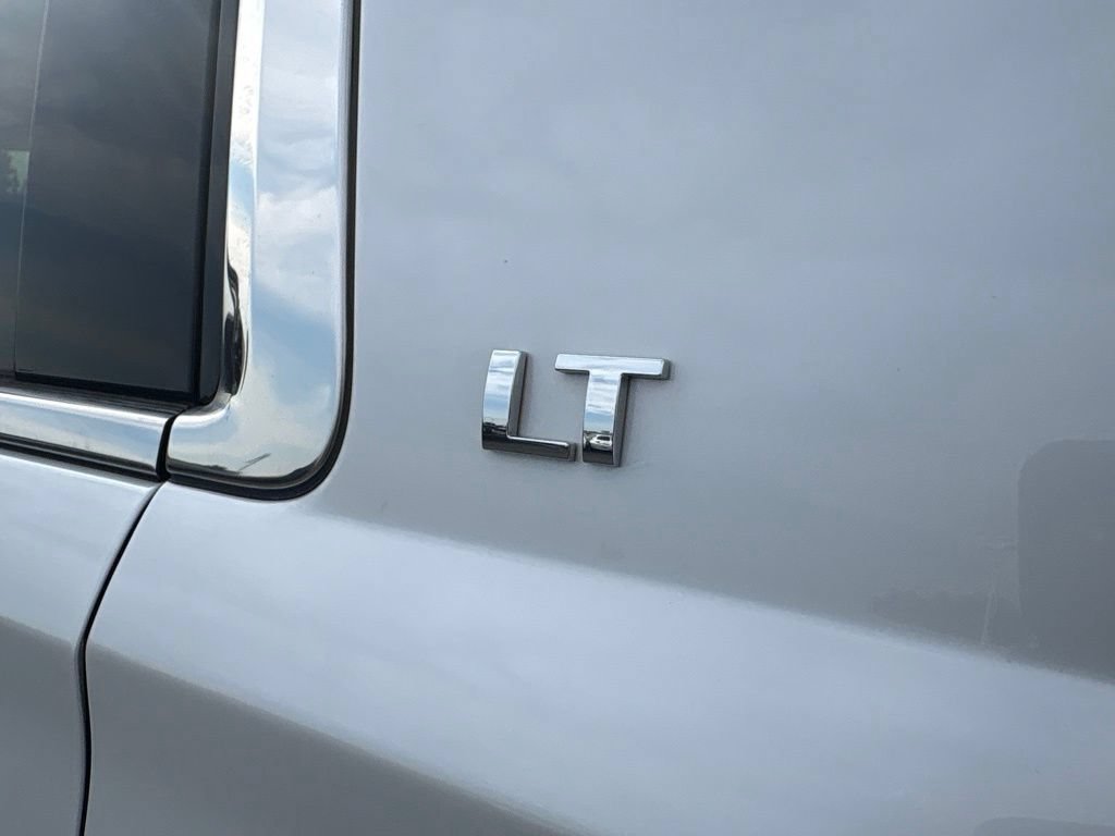 Used 2018 Chevrolet Suburban LT AWD/4WD image 5