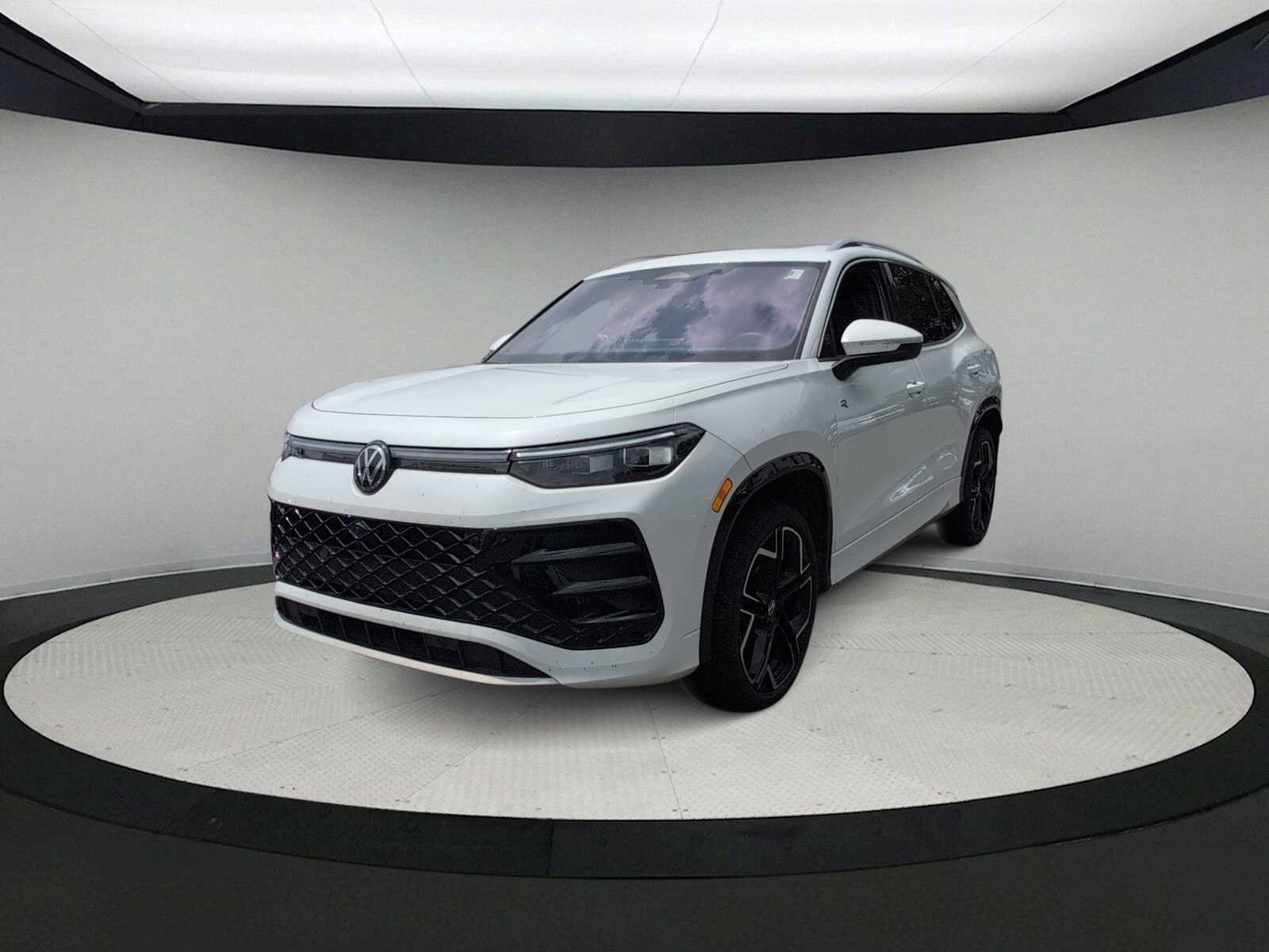 Used 2025 Volkswagen Tiguan SEL R-Line AWD/4WD image 4