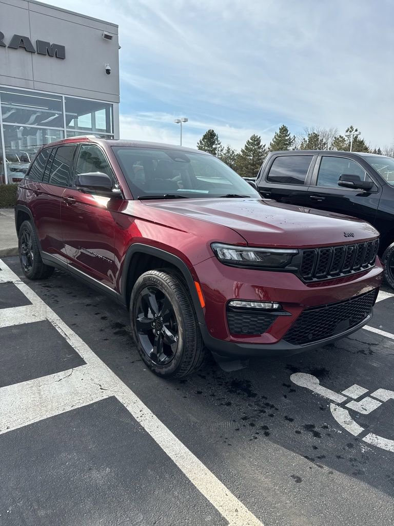 Used 2023 Jeep Grand Cherokee Limited w/ Luxury Tech Group II image 3