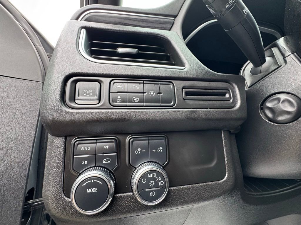 Used 2024 GMC Yukon SLT w/ SLT Luxury Package image 18