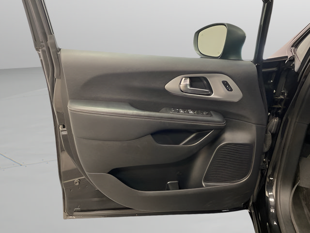 Used 2023 Chrysler Pacifica Touring-L w/ S Appearance Package AWD/4WD image 17