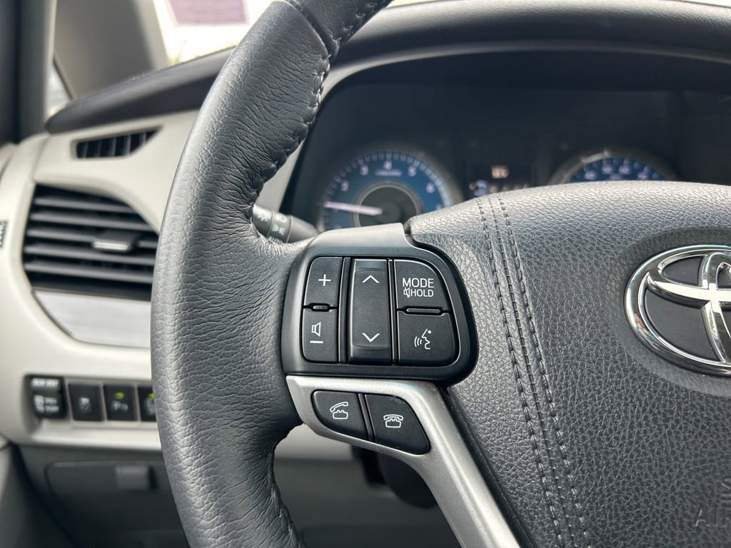 Used 2017 Toyota Sienna XLE Premium image 17