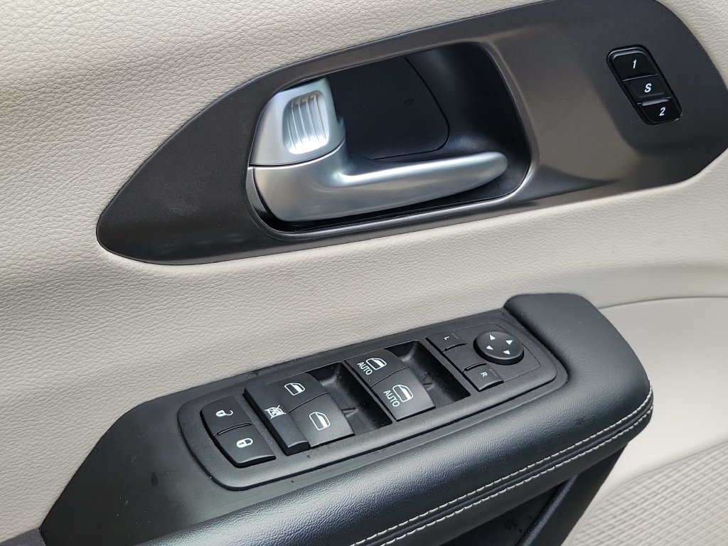 Used 2024 Chrysler Pacifica Touring-L FWD image 21