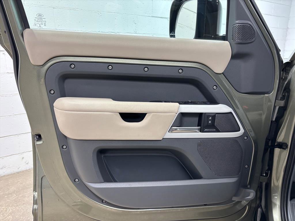 Used 2020 Land Rover Defender 110 First Edition image 24