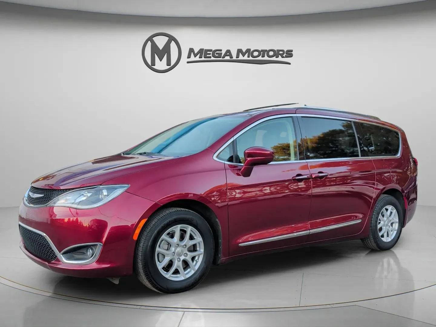 Used 2020 Chrysler Pacifica Touring-L FWD image 2