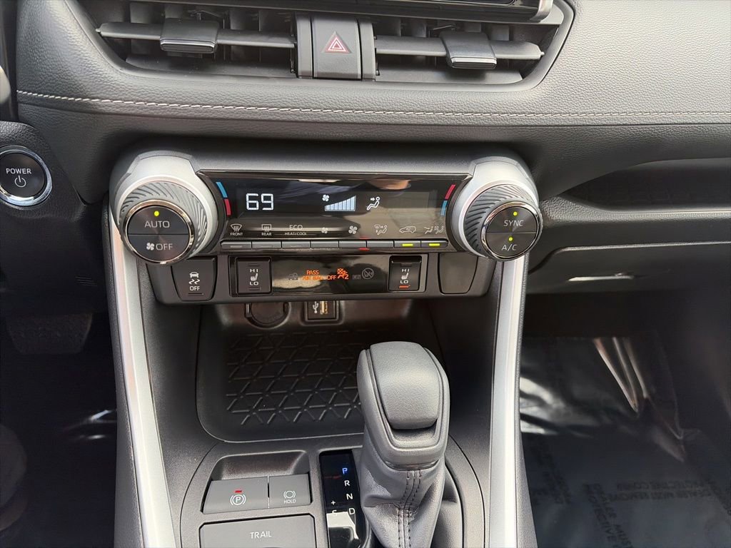 Used 2025 Toyota RAV4 XLE AWD/4WD image 10