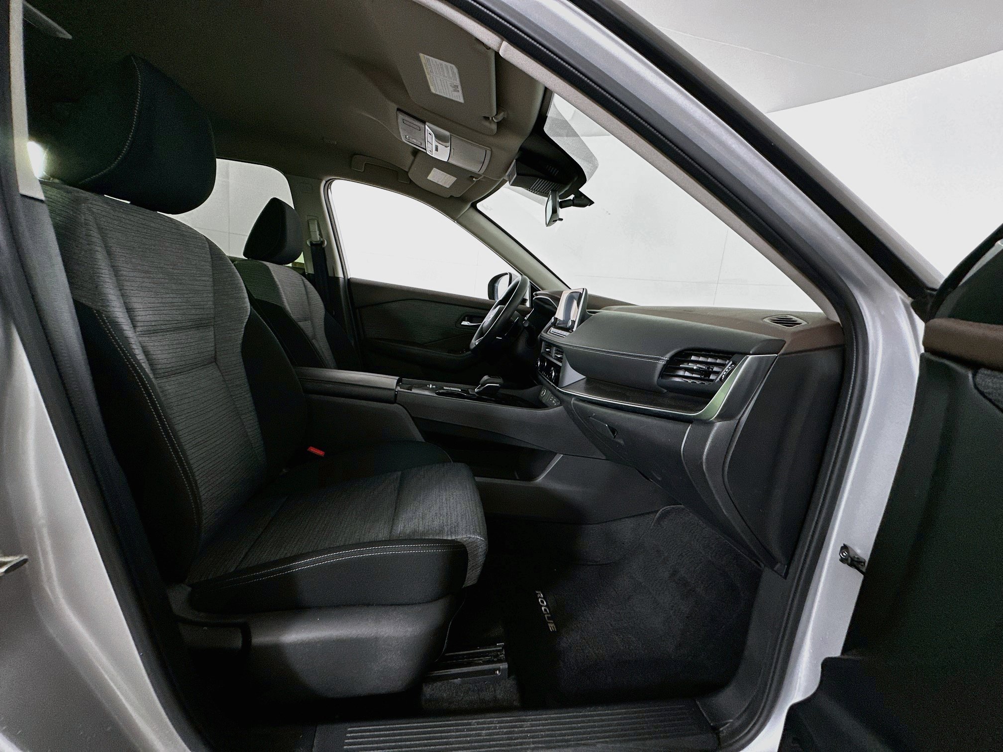 Used 2023 Nissan Rogue SV FWD image 29
