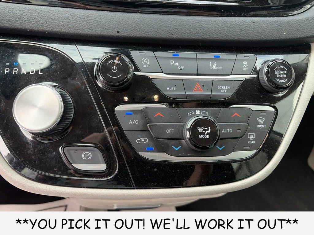 Used 2023 Chrysler Pacifica Touring-L FWD image 17