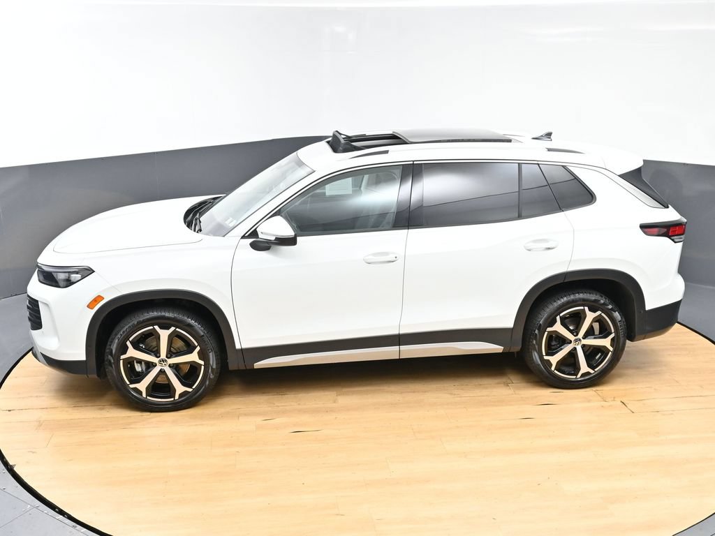 Used 2025 Volkswagen Tiguan SE w/ Panoramic Sunroof Package AWD/4WD image 7