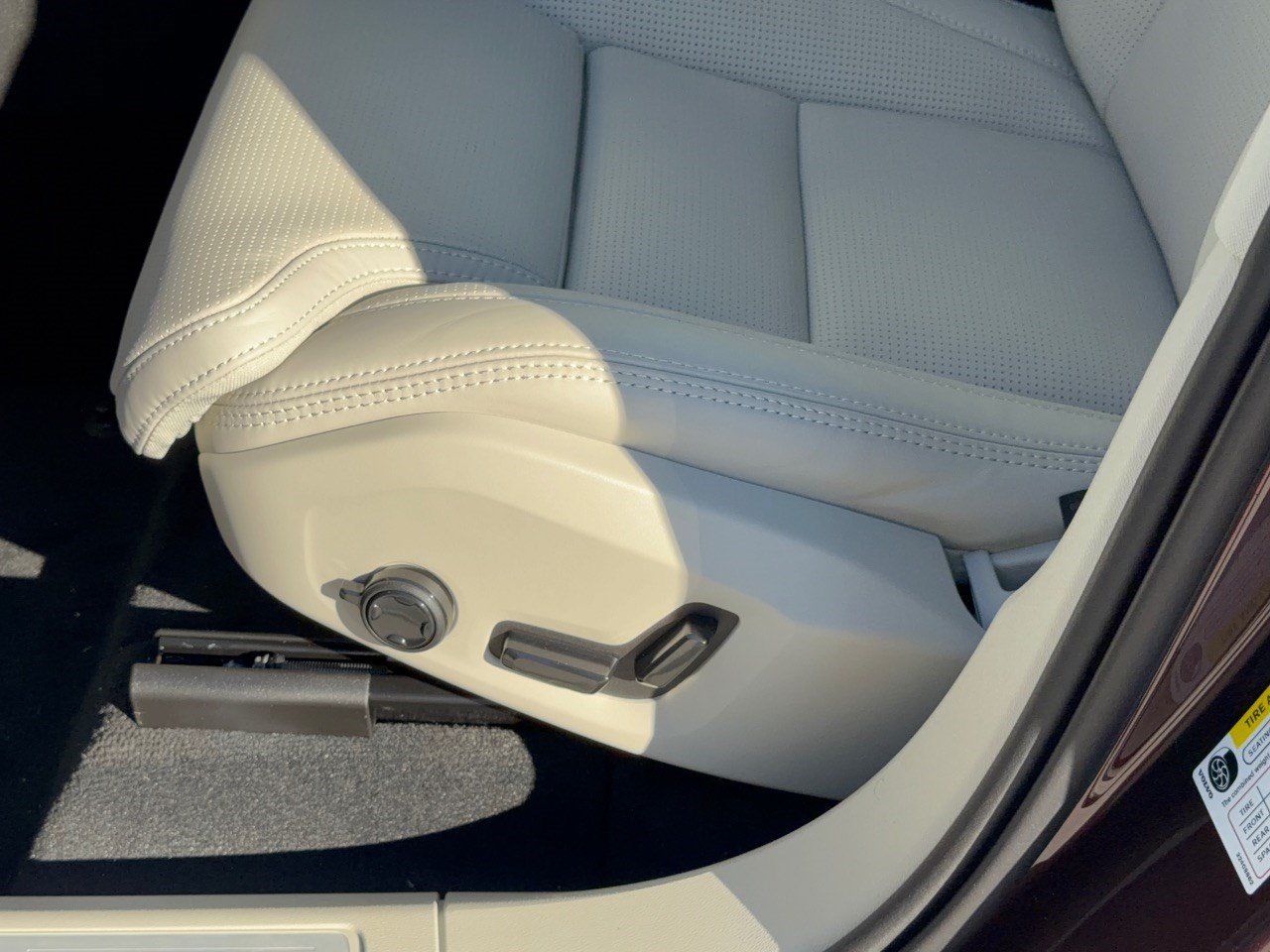 New 2027 Volvo XC60 B5 Ultra AWD/4WD image 16