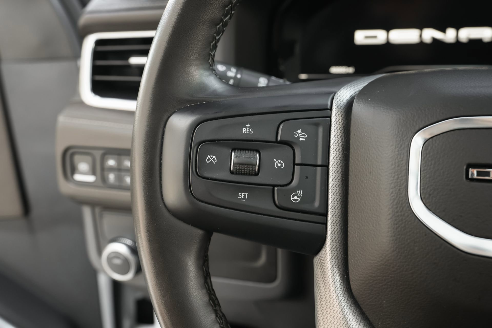 Used 2024 GMC Yukon XL Denali image 17