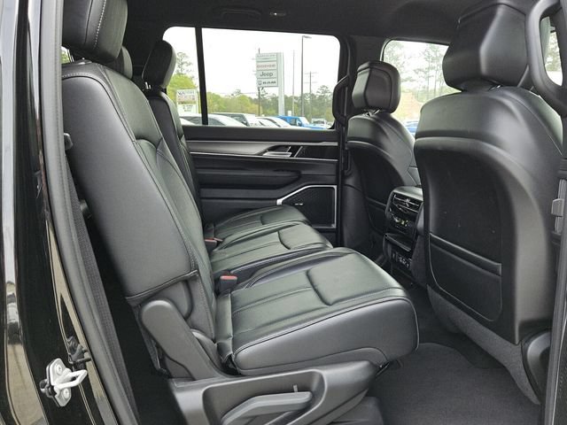 Used 2025 Jeep Wagoneer 4WD image 14