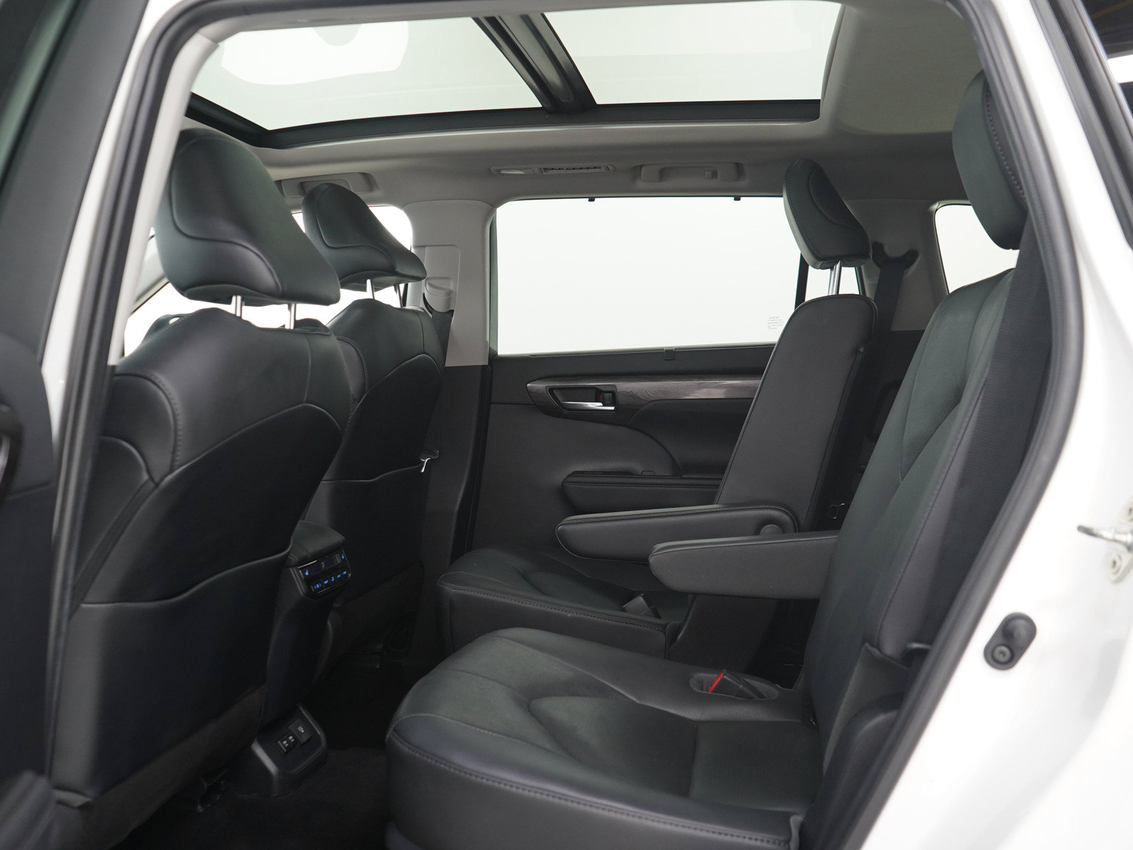 Used 2020 Toyota Highlander Platinum AWD/4WD image 16