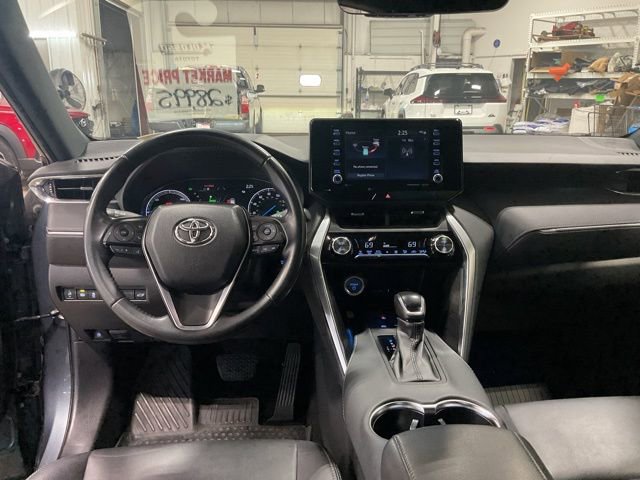 Used 2022 Toyota Venza XLE image 12