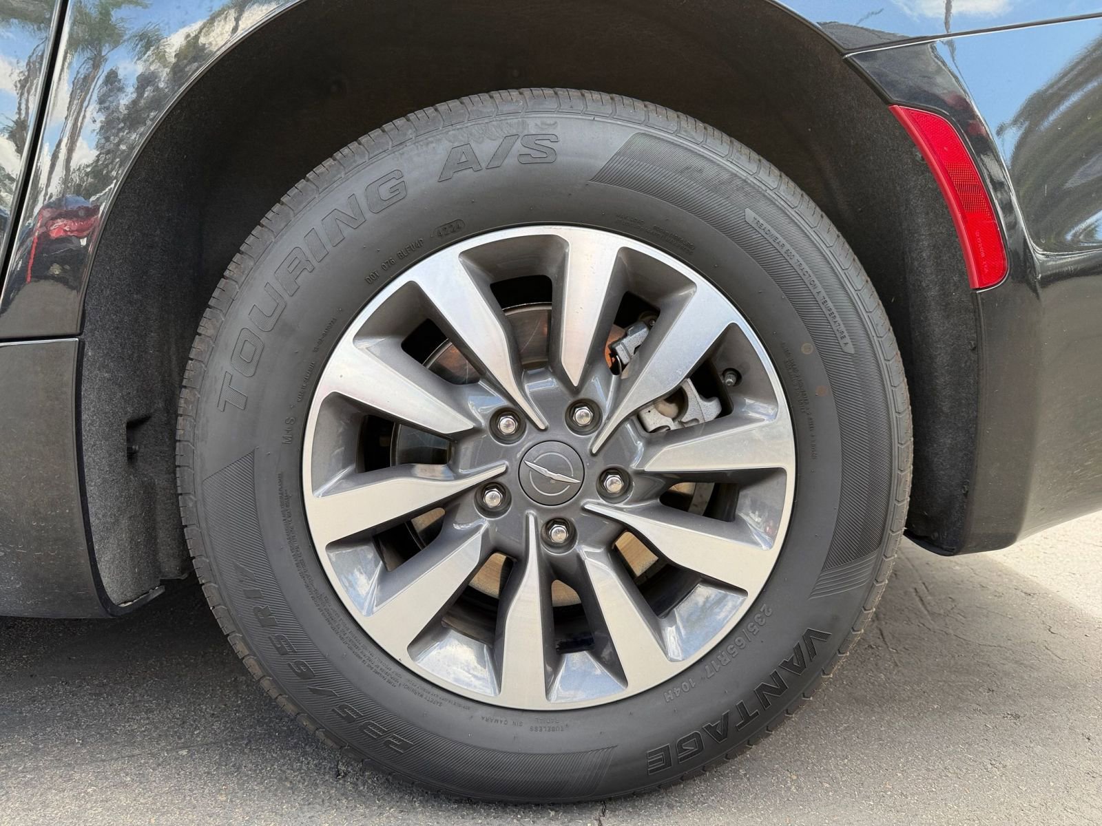 Used 2023 Chrysler Pacifica Touring-L image 33