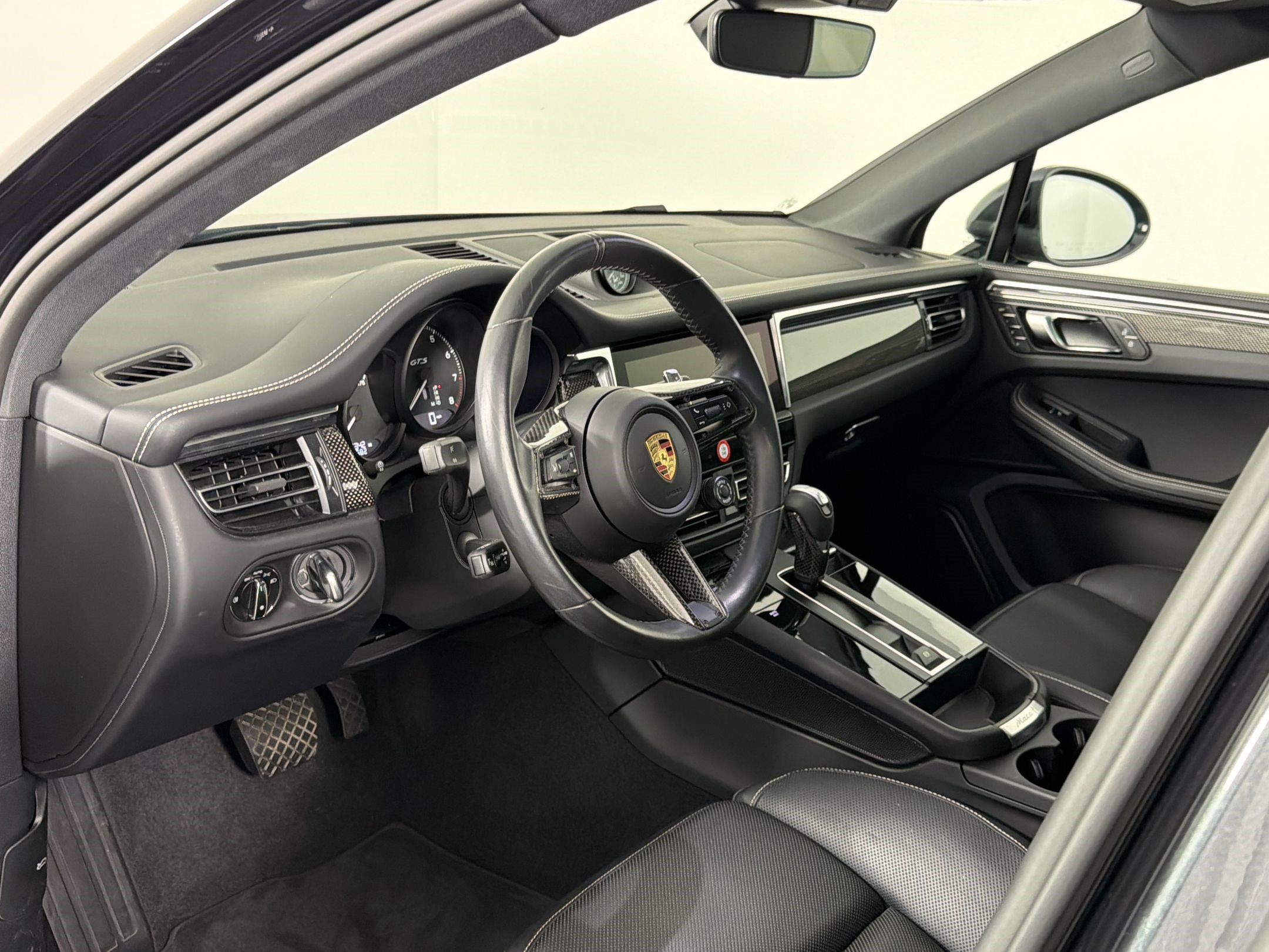 Certified 2025 Porsche Macan GTS AWD/4WD image 4