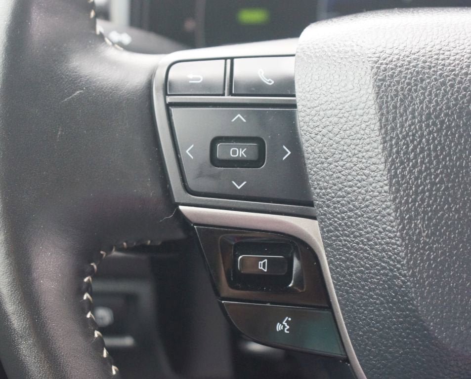 Used 2025 Toyota Camry SE FWD image 9