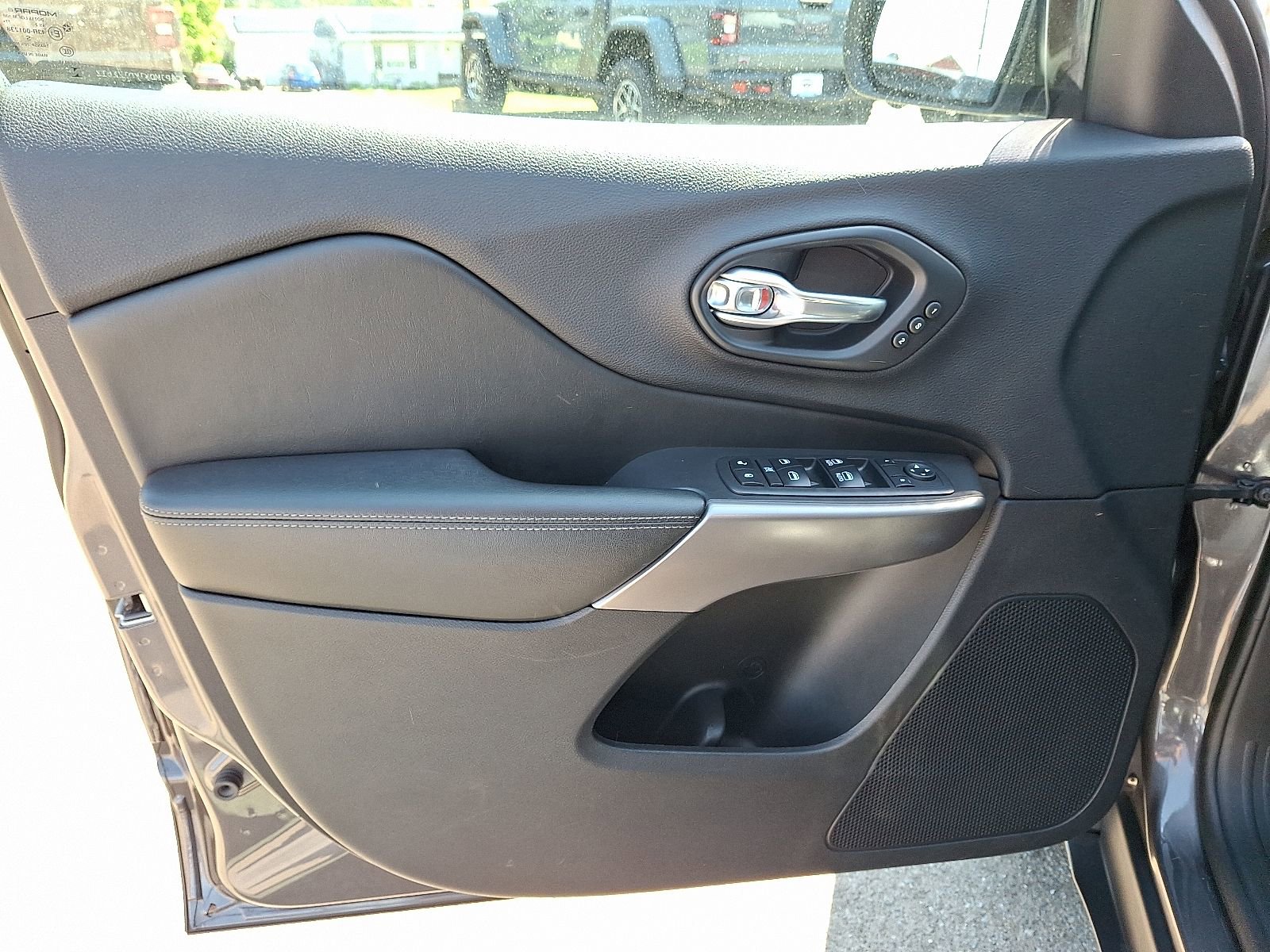 Used 2019 Jeep Cherokee Limited AWD/4WD image 14