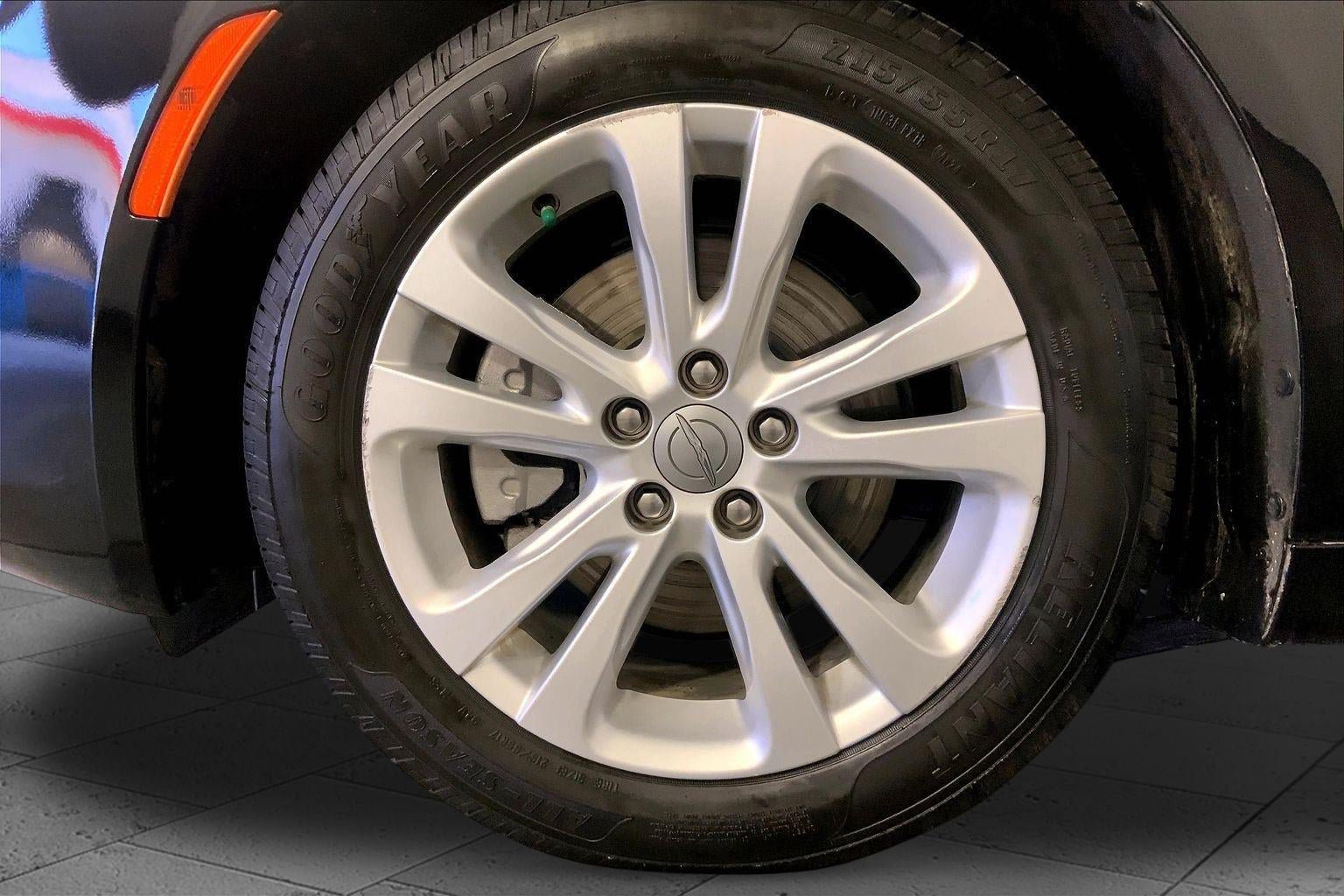 Used 2017 Chrysler 200 Limited Platinum w/ Mopar Interior Package FWD image 9