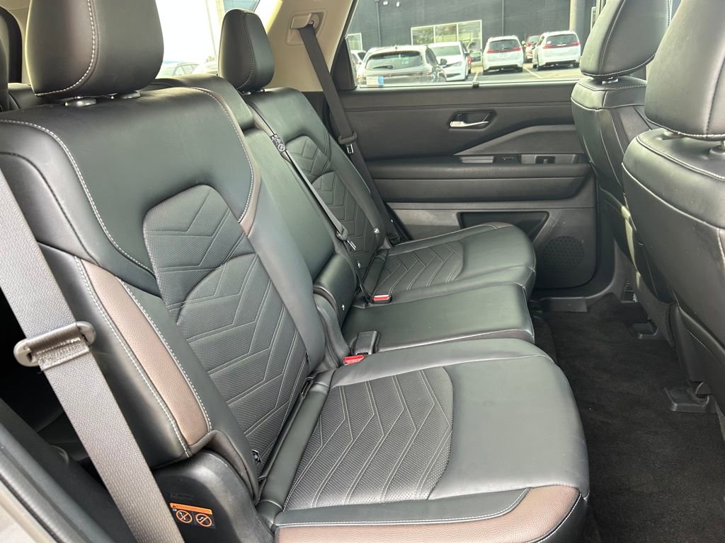 Used 2024 Nissan Pathfinder Platinum w/ Cargo Package image 27