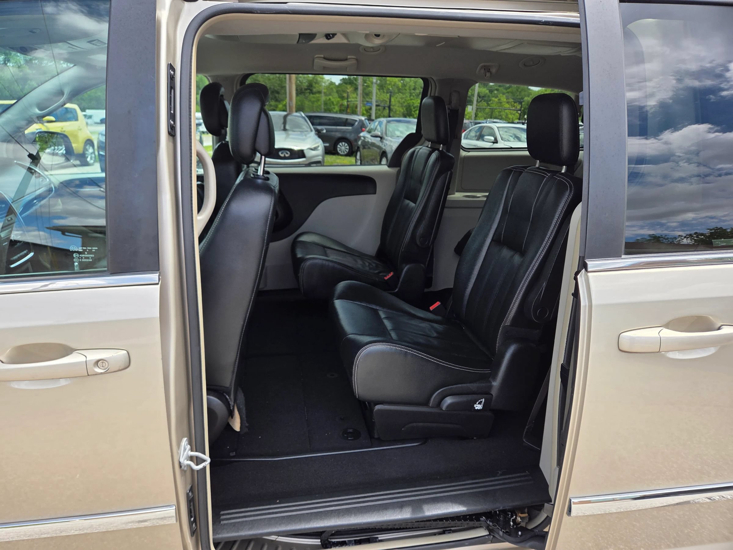 Used 2016 Chrysler Town & Country Touring FWD image 14